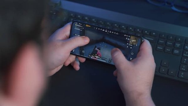 How can cloud gaming be used to deliver high-fidelity experiences on low-end devices?